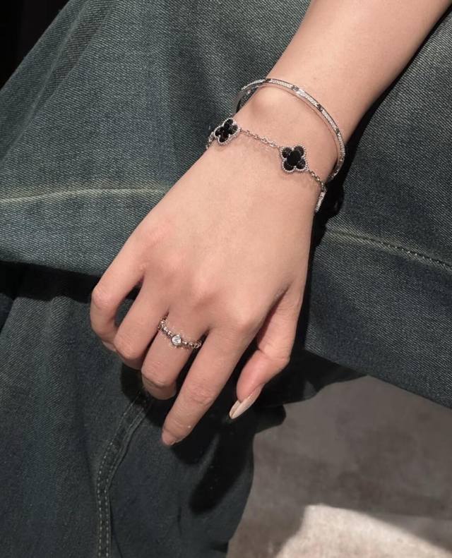 V金材质Vca黑玛瑙四叶草五花手链