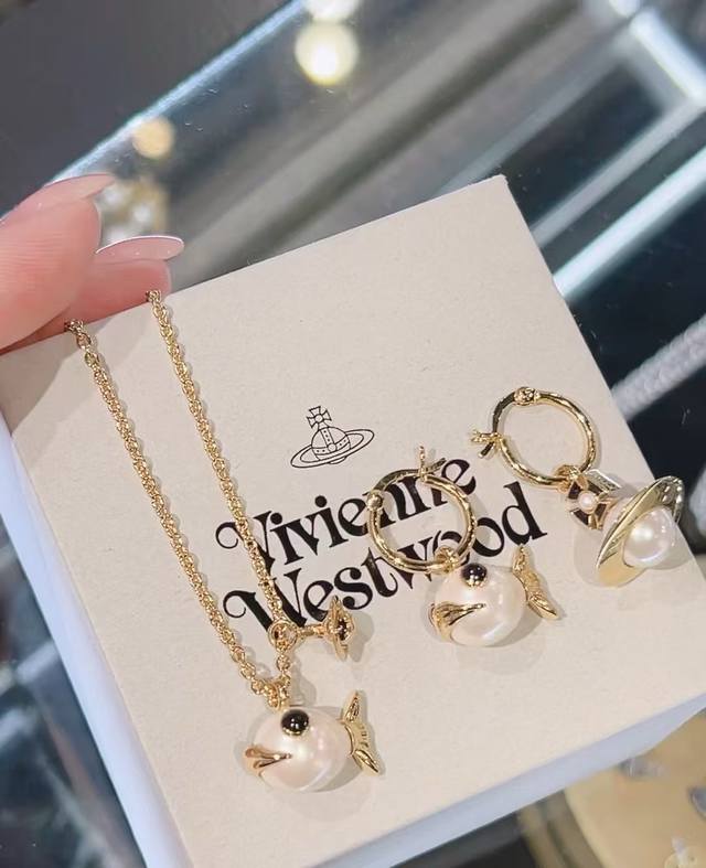 耳环西太后 Viviennewestwood 什么是快乐星球，来，这就是快乐星球！重磅推荐，闭眼入准没错！纯粹王冠球是经典的象征，闪耀土星环勾勒未来波光流转间，