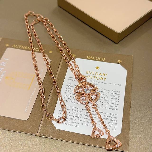 宝格丽项链V金材质 Bvlgari宝格丽 Divas‘ Dream 系列 品相完美，细节无敌，那种独特的色泽完全无可挑剔，再缀以经典指环外形设计，简约之余却又优