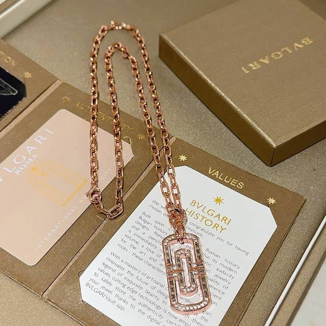 宝格丽项链V金材质 Bvlgari宝格丽 Divas‘ Dream 系列 品相完美，细节无敌，那种独特的色泽完全无可挑剔，再缀以经典指环外形设计，简约之余却又优