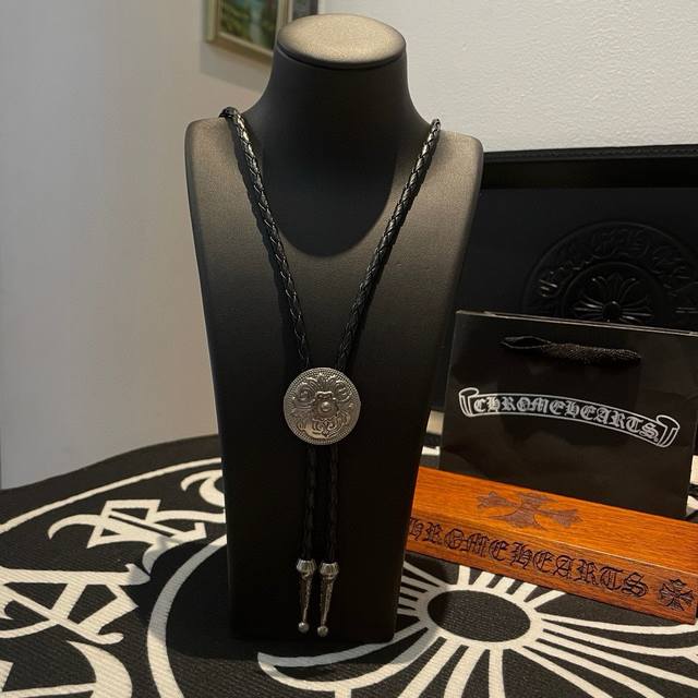 抖音 快手 Ins 小红书 直播热门 ，新款 专柜品质 Chrome Hearts克罗心十字皮绳项链 ，凹凸造型不同的花纹设计风格 呈现出与众不同 十字架 童军