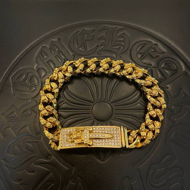 专柜品质Chrome Hearts克罗心黄金色经典 十字架麻花 宝剑满钻手链，凹凸造型不同的花纹设计风格 呈现出与众不同 十字架 童军花是克罗心的志 所以更经久