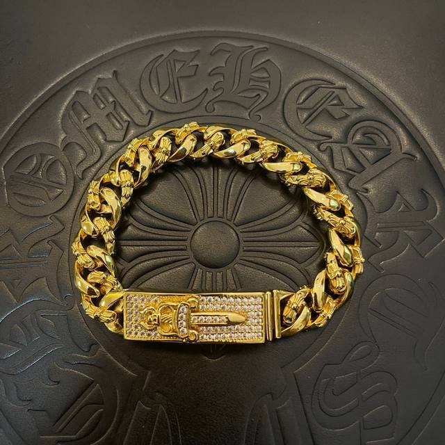 专柜品质Chrome Hearts克罗心黄金色经典 光面十字架麻花 宝剑满钻手链，凹凸造型不同的花纹设计风格 呈现出与众不同 十字架 童军花是克罗心的志 所以更