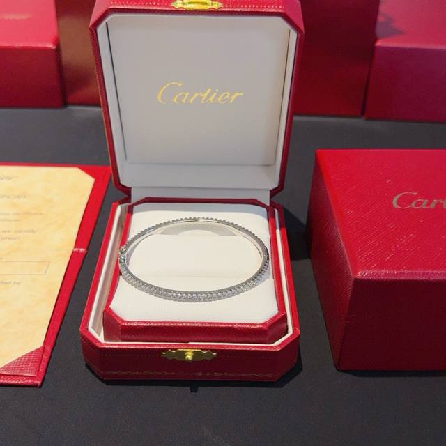 卡地亚镶钻手镯 高端定制版本 镶嵌钻工艺 V金材质 经典而时尚风格 用凌厉线条重构爱情美学！打破常规，镶嵌钻设计反而成就高级感天花板 无需浮华堆砌，爱本应纯粹如