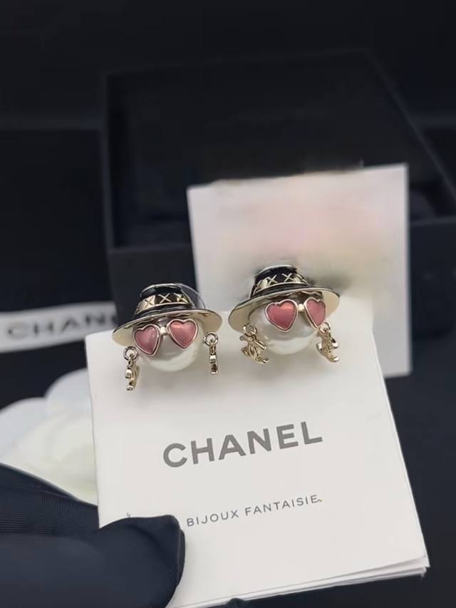 今日新品. 25B新款金色双C立体机器人珍珠耳钉戴着珐琅菱格纹渔夫帽的珍珠机器人简直太可爱了吧 优雅又很前卫个性搭配爱心墨镜和双C小耳环 精致度拉满Yb一样黄铜