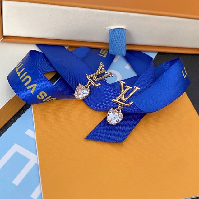 新款Lv 耳钉Louis Vuitton 路易威登专柜一致原版清晰封底字印 火爆款出货 设计独特 复古前卫 男神、美女必备。