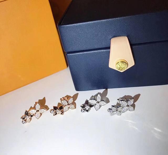 代购级别 Louis Vuition 路易威登Lv 满钻双花 四叶草套装 小清新风格 经典耐看百搭单品 精选德国进口材质电镀厚金 铂金 简单精致耳钉