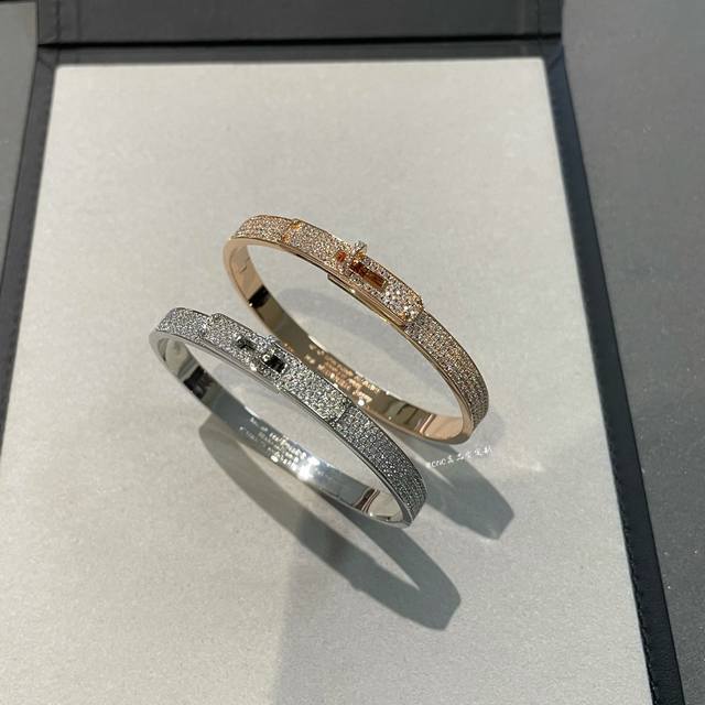 H灭世版Kelly手镯，满钻款，满满的心血，所有五金均为精雕机出件的，而非倒模件，更重要的这次我们用了1唛厚的真金电镀层，比以往的0.5唛再次加厚了，单单电镀费