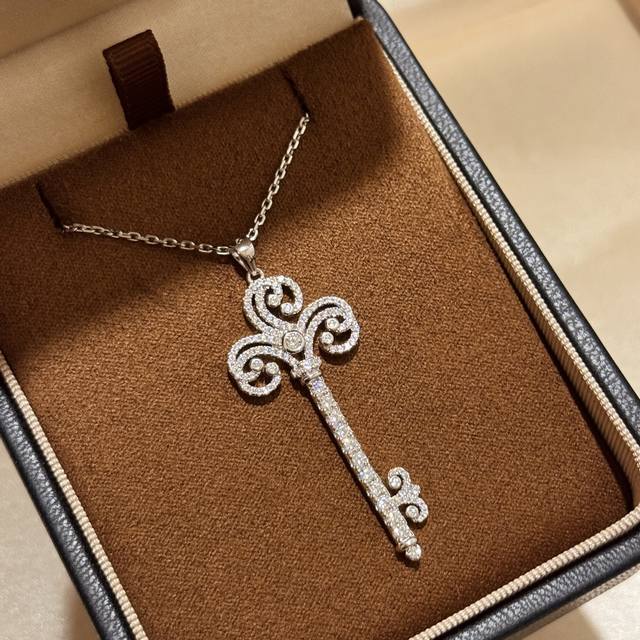 T家 大号 心形 皇冠 钥匙项链 高端微镶纯银材质 银色夏天很推荐入手上身效果不错 夏季搭配各种风格都Ok铂金色 电镀厚金 项链