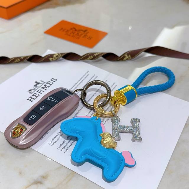 新款Hermes爱马仕钥匙扣钥匙扣加厚版 铂金版。高级精工版 众多网红同款 爱马仕挂饰钥匙扣太考验师傅的手艺了 要确保每个细节都到位不简单 高端定制 男女同款