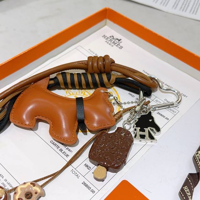 新款Hermes爱马仕钥匙扣钥匙扣加厚版 铂金版。高级精工版 众多网红同款 爱马仕挂饰钥匙扣太考验师傅的手艺了 要确保每个细节都到位不简单 高端定制 男女同款