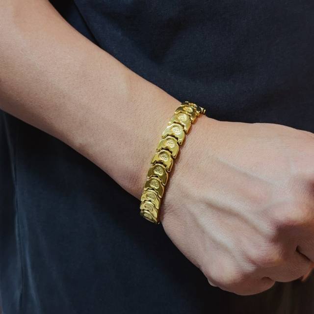 新款 专柜品质 Chrome Hearts克罗心经典复古古巴手链，原图凹凸造型不同的花纹设计风格 呈现出与众不同 十字架 童军花是克罗心的志 所以更经久不衰 正