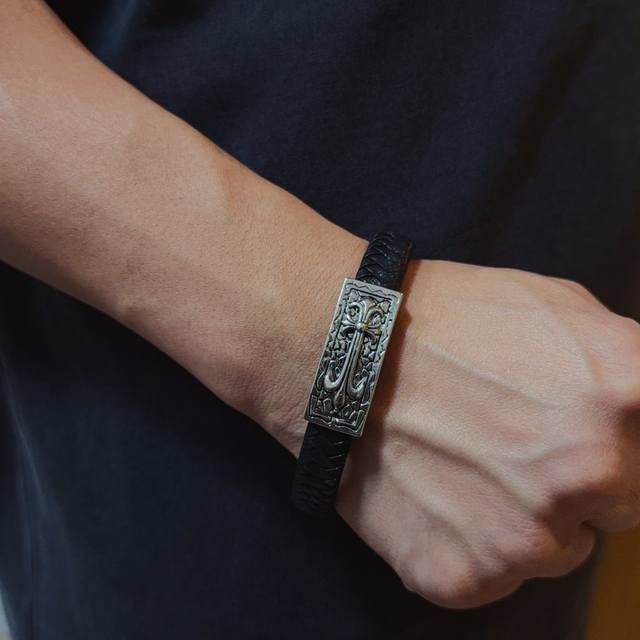 Chrome He Rts 克罗心十字架皮绳手镯，潮流时尚必备 男女均可佩戴 情侣款同款 摇滚朋克泰银风格 复古元素 潮流百搭 官网同款