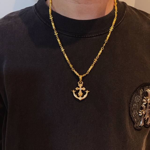 新款 专柜品质 Chrome Hearts克罗心经典花球项链 盾牌十字架吊坠 凹凸造型不同的花纹设计风格 呈现出与众不同 十字架 童军花是克罗心的志 所以更经久