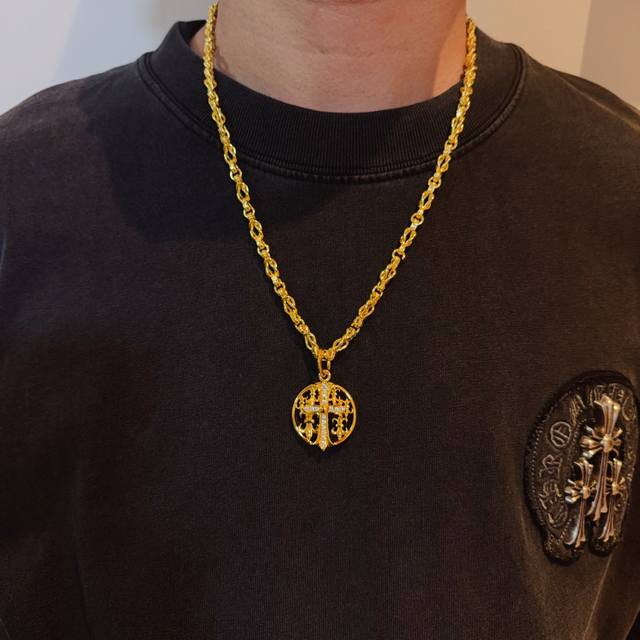 新款 专柜品质 Chrome Hearts克罗心多元素项链 圆牌满钻十字架吊坠 凹凸造型不同的花纹设计风格 呈现出与众不同 十字架 童军花是克罗心的志 所以更经