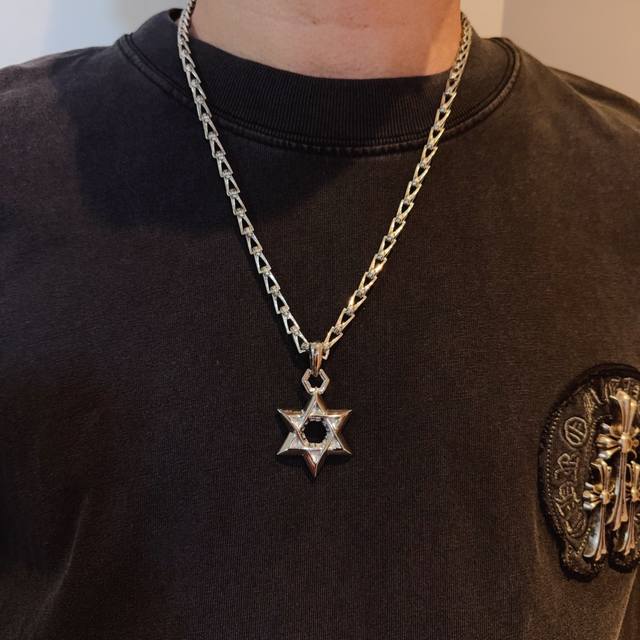 新款 专柜品质 Chrome Hearts克罗心经典十字花项链 六芒星吊坠 凹凸造型不同的花纹设计风格 呈现出与众不同 十字架 童军花是克罗心的志 所以更经久不