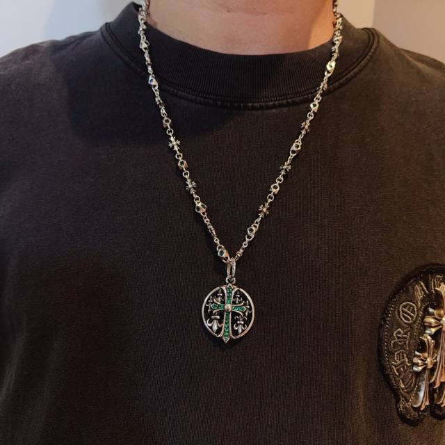 新款 专柜品质 Chrome Hearts克罗心绿钻十字花项链 圆牌绿钻十字架吊坠 凹凸造型不同的花纹设计风格 呈现出与众不同 十字架 童军花是克罗心的志 所以