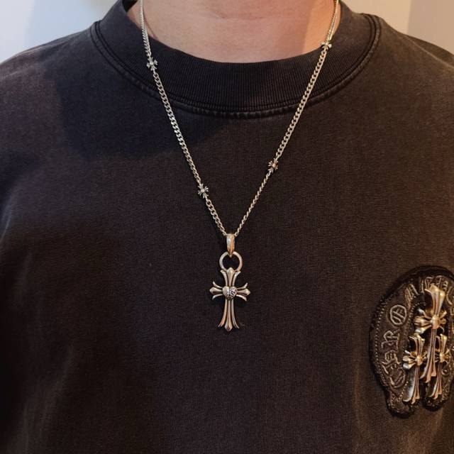 新款 专柜品质 Chrome Hearts克罗心经典十字架项链 桃心十字架吊坠 凹凸造型不同的花纹设计风格 呈现出与众不同 十字架 童军花是克罗心的志 所以更经