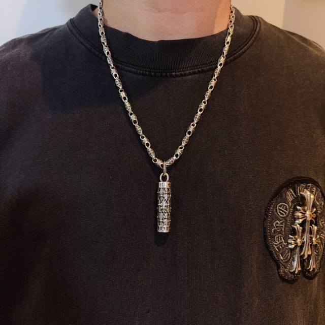 新款 专柜品质 Chrome Hearts克罗心经典十字架项链 丁字架圆柱吊坠 凹凸造型不同的花纹设计风格 呈现出与众不同 十字架 童军花是克罗心的志 所以更经