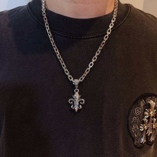 新款 专柜品质 Chrome Hearts克罗心经典项链 童军花吊坠 凹凸造型不同的花纹设计风格 呈现出与众不同 十字架 童军花是克罗心的志 所以更经久不衰 正