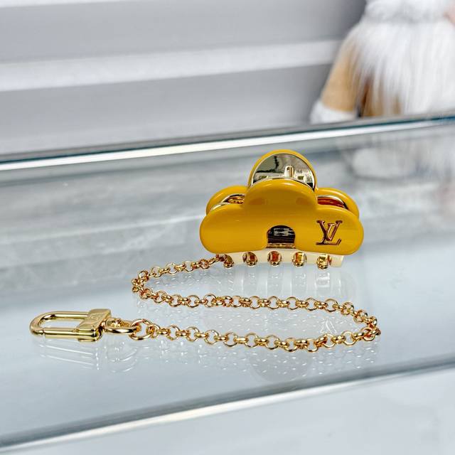 新品12 齐全 新款 Louis Vuitton 新款高版本亚克力金属抓夹 发夹 钢扣材质 原版Logo 确实精致 手感真的很赞