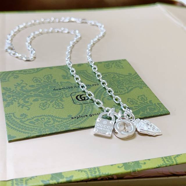 古驰项链最新款白银系列链条档次更高明星同款Anger Forest系列双G古驰项链 细节对版做旧处理 非市面亮面版型 这款一直在出 古驰里面热卖款 非常好搭配潮