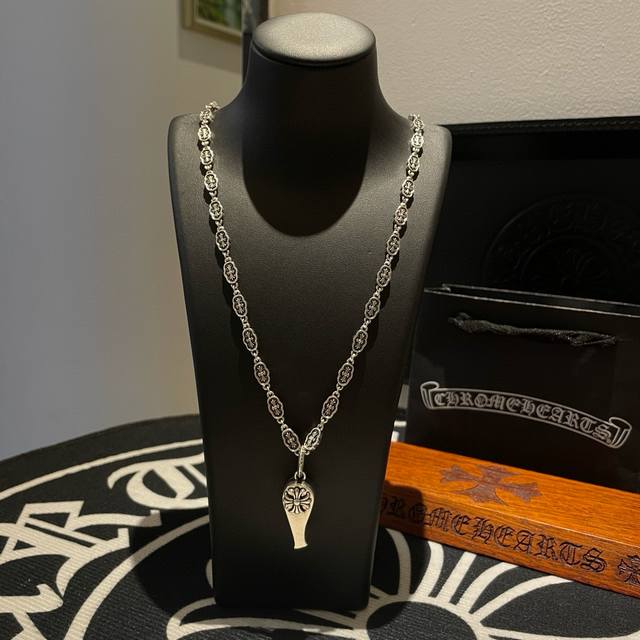 新款 专柜品质 Chrome Hearts克罗心 经典复古十字花项链 十字架哨子吊坠 凹凸造型不同的花纹设计风格 呈现出与众不同 十字架 童军花是克罗心的志 所