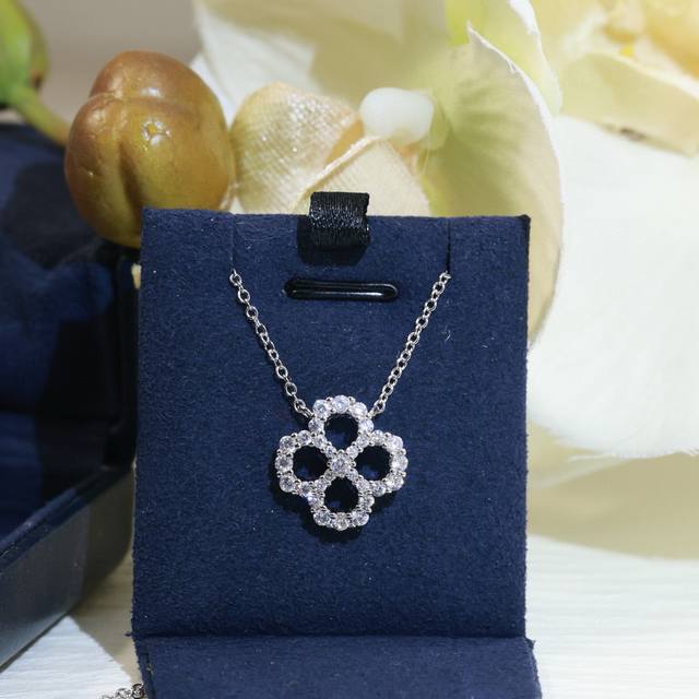 镂空版 Harry Winston海瑞温斯顿 经典四叶草满钻项链 超精工制作 原版一致 各大明星同款 美腻了 奢华大气上档次 亚金材质 电镀18K金色！美翻了