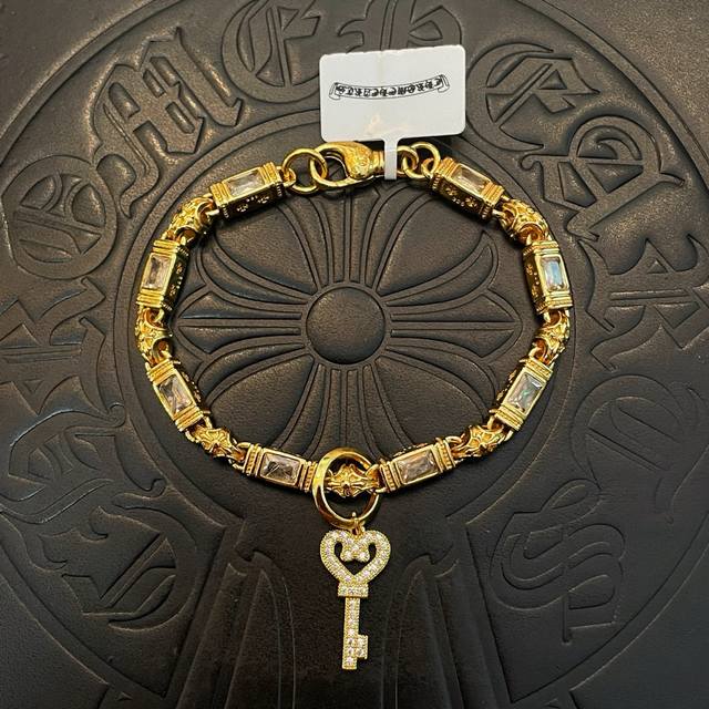新款 专柜品质 Chrome Hearts克罗心黄金色镶钻十字架手链 凹凸造型不同的花纹设计风格 呈现出与众不同 十字架 童军花是克罗心的志 所以更经久不衰 正