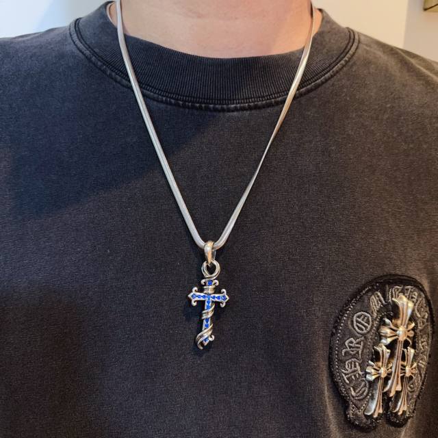 新款 专柜品质 Chrome Hearts克罗心经典复古蛇骨项链 ，蓝钻十字架吊坠，凹凸造型不同的花纹设计风格 呈现出与众不同 十字架 童军花是克罗心的志 所以