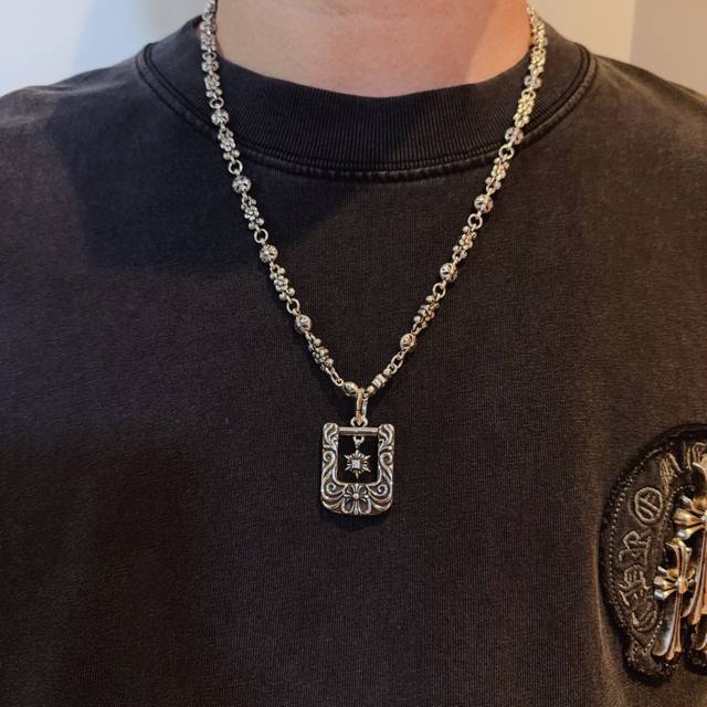新款 专柜品质 Chrome Hearts克罗心经典复古十字花球项链 ，盾牌吊坠，凹凸造型不同的花纹设计风格 呈现出与众不同 十字架 童军花是克罗心的志 所以更