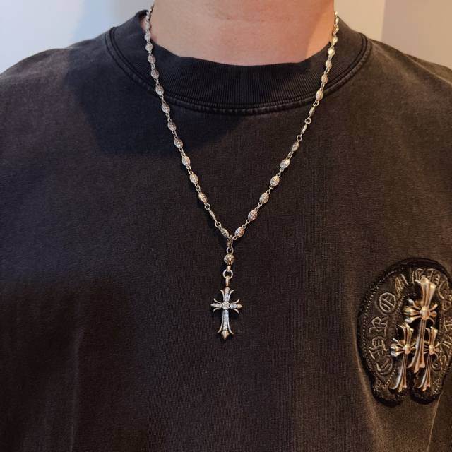 新款 专柜品质 Chrome Hearts克罗心经典复古十字花球项链 ，满钻十字架吊坠，凹凸造型不同的花纹设计风格 呈现出与众不同 十字架 童军花是克罗心的志