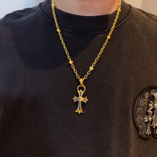 新款 专柜品质 Chrome Hearts克罗心经典复古黄金色字母项链 ，蓝钻桃心十字架吊坠，凹凸造型不同的花纹设计风格 呈现出与众不同 十字架 童军花是克罗心