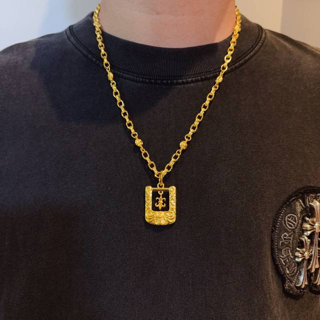 新款 专柜品质 Chrome Hearts克罗心经典复古黄金色字母项链 ，盾牌十字架吊坠，凹凸造型不同的花纹设计风格 呈现出与众不同 十字架 童军花是克罗心的志