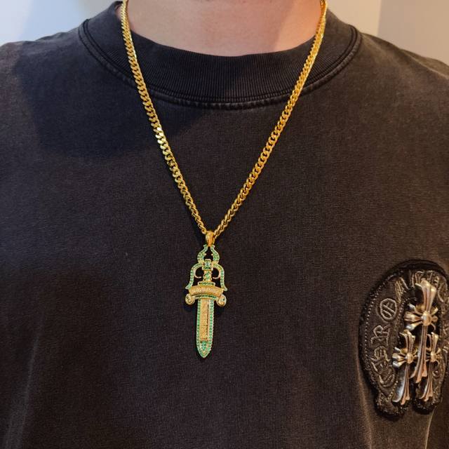 新款 专柜品质 Chrome Hearts克罗心经典复古黄金色项链 ，绿钻宝剑吊坠，凹凸造型不同的花纹设计风格 呈现出与众不同 十字架 童军花是克罗心的志 所以