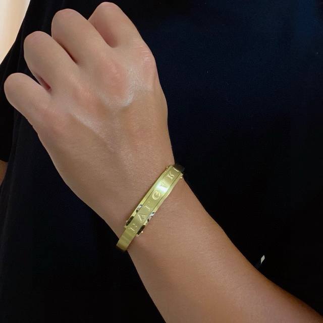 宝格丽Bvlgari高品质男士21Cm手镯，非常百搭的一款14K精钢保色材质厚镀厚金。完美镶钻精心打磨，与金属边完美契合！充满诱惑和迷人的感性，钻石的璀璨奢华，