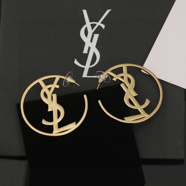 Ysl 圣罗兰 耳钉原装黄铜材质 Yves Saint Laurent 创立于1961年 优雅抽象大胆别致的设计风格使它成为奢华时尚界著名的品牌之一。引领精致、