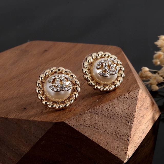 Chanel 香奈儿 经典款 Zp代购品质 原版材质 非常时尚的一款耳钉 俏皮可爱活力满满 S925银针 色彩搭配很靓丽 不会显得过于压抑 佩戴效果美的很 耳钉