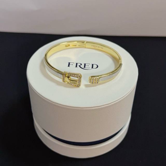 火爆 费雷德满钻马蹄扣手镯，经典百搭，网红达人 时尚一族备必单品时尚精致，1：1对版定制，加厚电镀18K工艺，上手效果非常百搭！！银色 金色