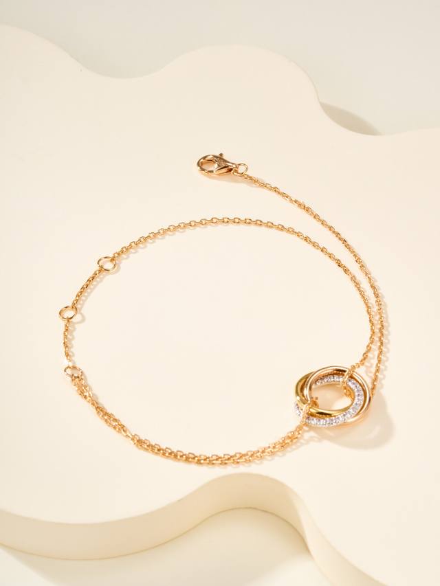 Trinity三色环手链 系列面世，这个系列的三色金作品，将玫瑰K金、白色K金和黄色K金完美的缠绕在一起，使它们彼此相扣，合而为一。也是从此日开始，三色金这个经