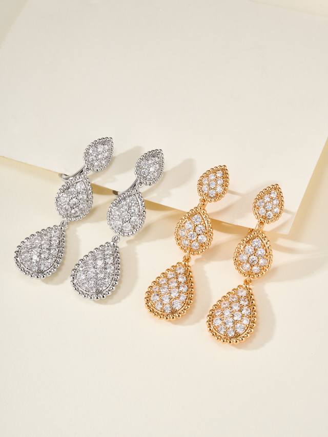 Boucheron宝诗龙Serpent BohèMe系列超大号三花波西米亚水滴镶钻耳环，璀璨水滴尽显灵动魅力。 无论你是日常佩戴还是参加活动，都在举手投足间透露