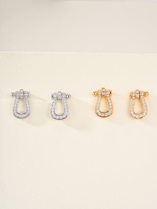 Fred马蹄耳钉中号版 玫瑰金、白金、黄金色 如果时尚女士只可佩戴一种饰物，最明智的选择一定是垂吊耳坠，因为它们将视线锁定在面孔，亦使颈项看来更修长 只为遇见最