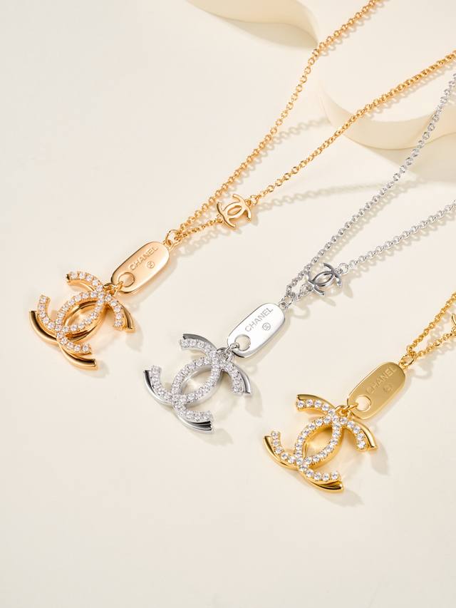 小香家的项链巨美，经典的设计元素，香奈儿双C钻石项链～历时不变经典长青耐看款 小仙女必备入手百搭，日常搭配巨合适也 采用把ｖ金制作，手工镶钻制作，超美的一款日常