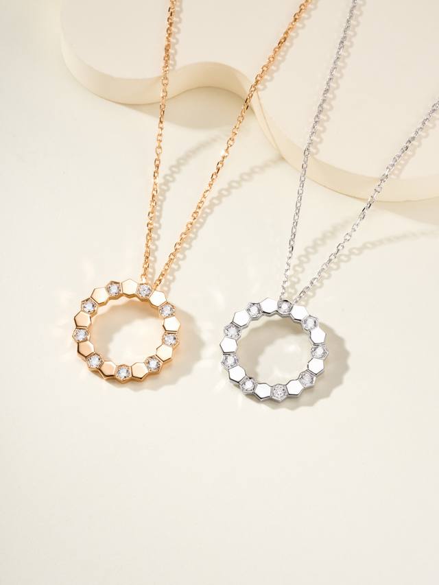 大号圆形直径22.50Mm 尚美新款蜂巢花环项链，灵感源自大自然中精妙绝伦的蜂巢，六边形结构被巧妙融入，充满几何美学。每一处线条、每一个角度都完美契合，简约又高