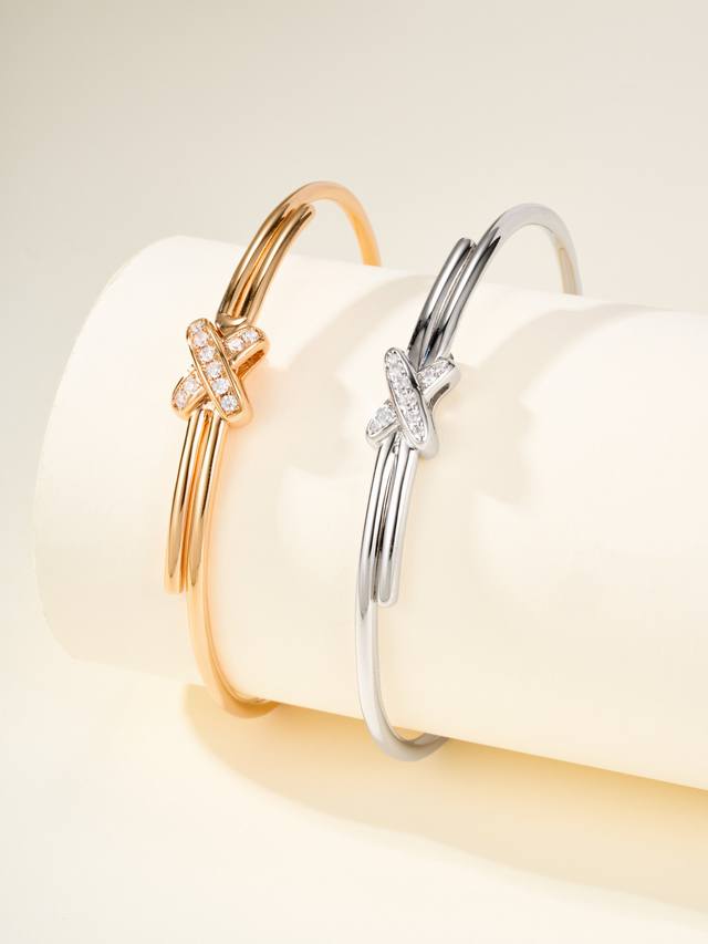 尚美交叉手镯 尺寸17号 Jeux De Liens 欢 缘 手镯这款绝对的推荐，气质清新，造型知性而灵动，优雅别致的气质配搭起来更具魅力精于符号艺术，打造金属