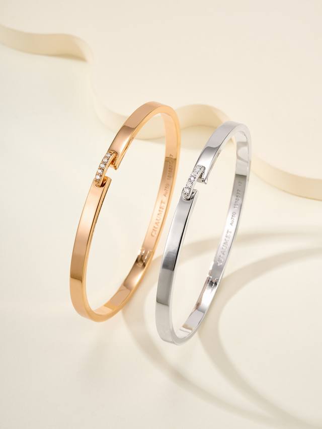 Liens Evidence缘系一生系列誓缘间钻手镯，手镯尺寸17号。 讲述著最简单纯粹的缘分故事，精致的单连结符号如同使情人邂后的连接桥，将两颗因缘分而相遇的