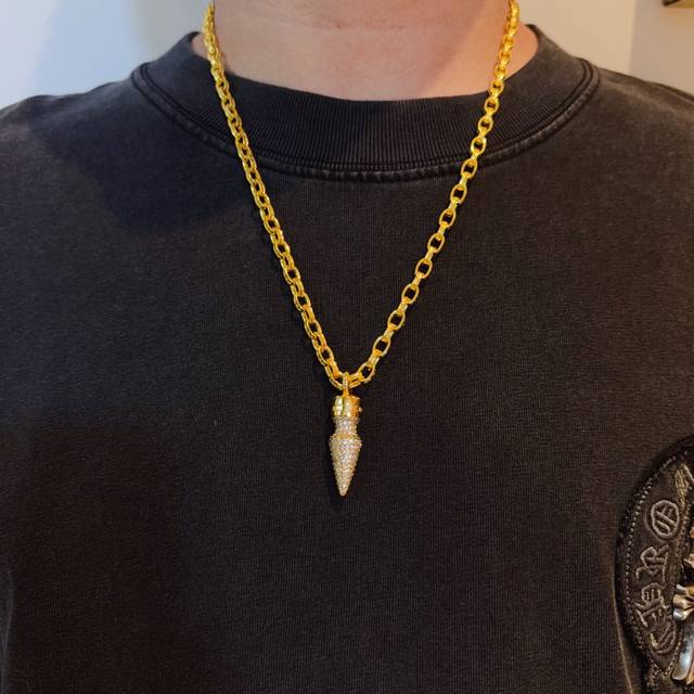 新款 专柜品质 Chrome Hearts克罗心经典复古黄金色字母项链 ，满钻子弹吊坠，凹凸造型不同的花纹设计风格 呈现出与众不同 十字架 童军花是克罗心的志