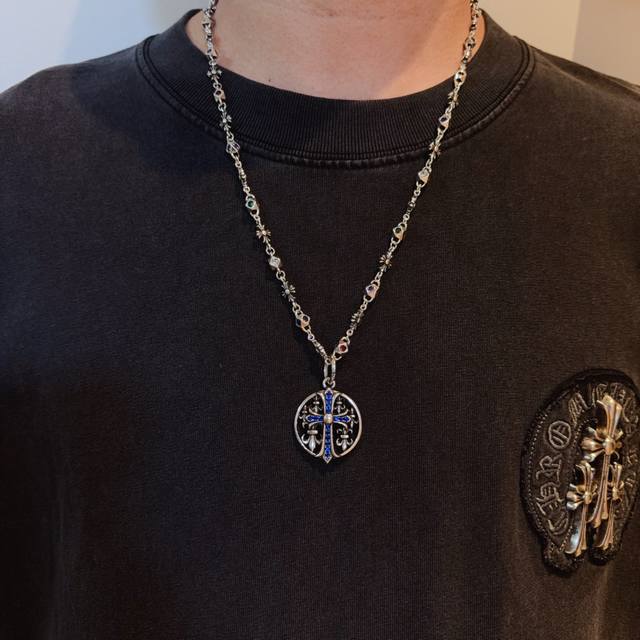 新款 专柜品质 Chrome Hearts克罗心经典复古十字架彩钻项链 ，蓝钻丁字架吊坠，凹凸造型不同的花纹设计风格 呈现出与众不同 十字架 童军花是克罗心的志