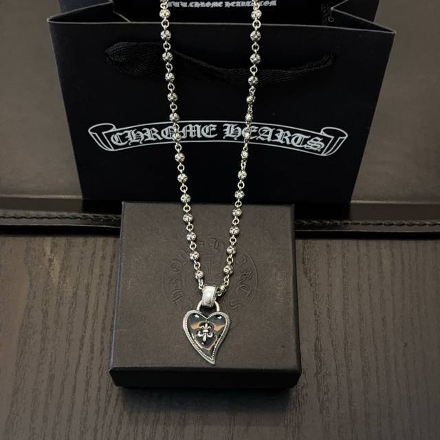 新款 专柜品质 Chrome Hearts克罗心经典复古十字花球项链 ，桃心吊坠，凹凸造型不同的花纹设计风格 呈现出与众不同 十字架 童军花是克罗心的志 所以更