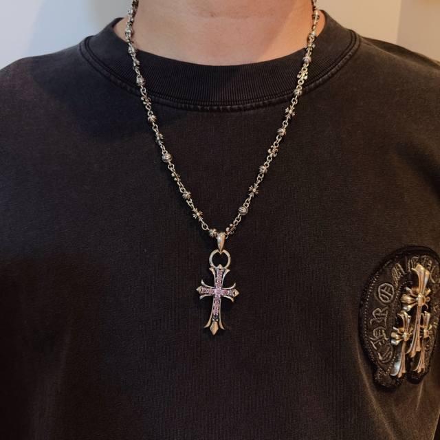 新款 专柜品质 Chrome Hearts克罗心经典复古十字花球项链 ，粉钻十字架吊坠，凹凸造型不同的花纹设计风格 呈现出与众不同 十字架 童军花是克罗心的志